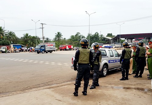 Cảnh sát cơ động, CSGT được huy động đến BOT Biên Hòa. Ảnh: VNE