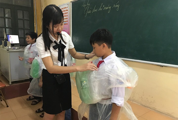 Cô Phạm Ngọc Hiệp hướng dẫn HS sử dụng áo phao tự chế