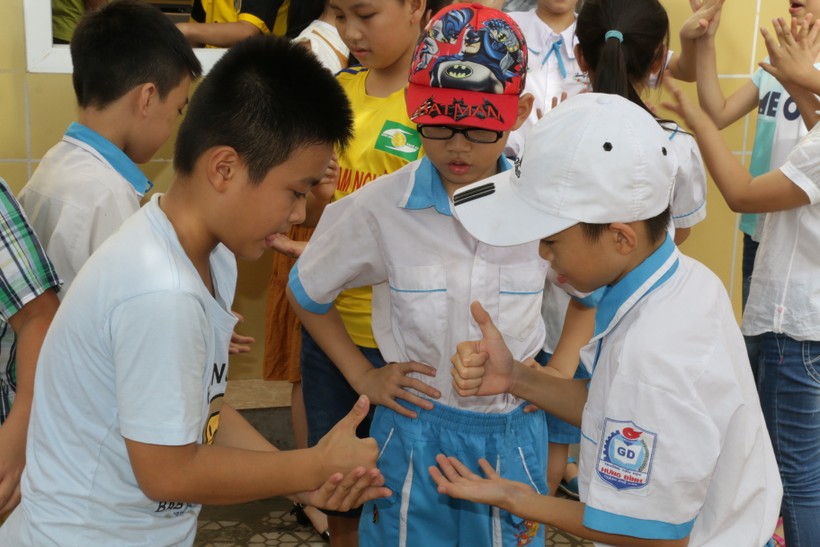 Học sinh trường Tiểu học Hưng Bình (TP Vinh) trong giờ ra chơi