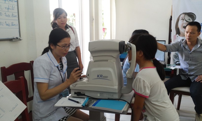 Kiểm tra thị lực cho HS tại trung tâm trẻ mồ côi Hoa Mai.

