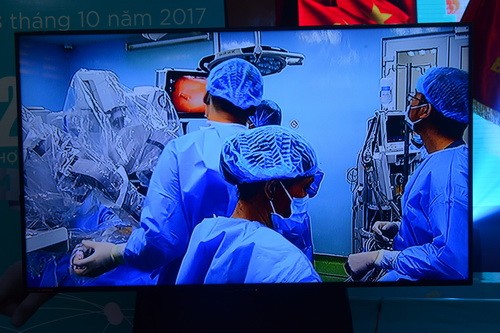 Một ca phẫu thuật robot thị phạm do ê kíp bác sĩ BV Bình Dân TPHCM thực hiện được truyền trực tiếp lên hội trường.

