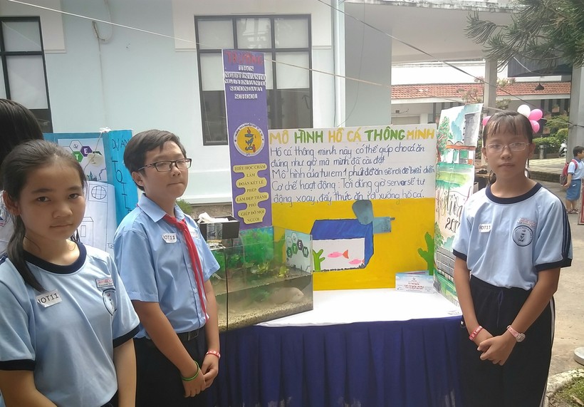 Đội IoT 11 gồm 3 học sinh Bùi Minh Phúc; Lý Kim Bảo và Bùi Hải Nam đến từ trường THCS Nguyễn Văn Tố - Quân 10 TPHCM với sản phẩm “Mô hình hồ cá thông minh”, đội đạt giải Nhất của cuộc thi.