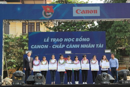 Các em học sinh có hoàn cảnh khó khăn ở Hà Nội được nhận học bổng "Canon – chắp cánh nhân tài" năm học 2017-2018

