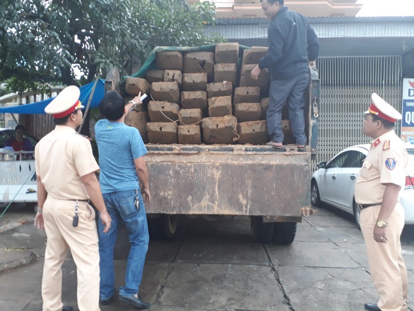 Lực lượng chức năng đang làm thủ tục bàn giao 28 phách gỗ quý vừa bị bắt giữ