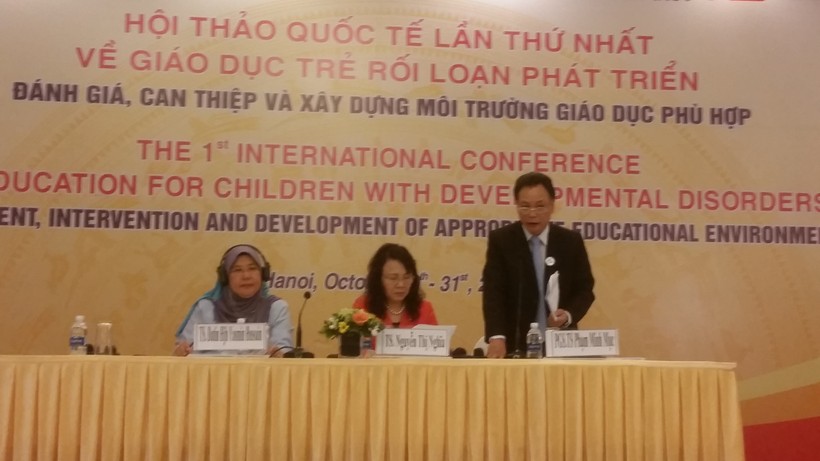 Thứ trưởng Bộ GD&ĐT Nguyễn Thị Nghĩa (ngồi giữa) cùng chủ trì cuộc hội thảo.