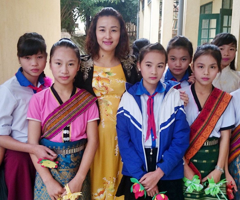 Cô Nguyễn Thị Cúc bên các em HS Trường THCS Hiền Kiệt, huyện vùng cao Quan Hóa (Thanh Hóa)