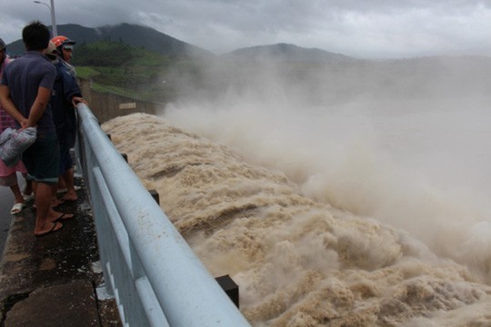 Thủy điện Sông Ba Hạ bắt đầu xả lũ khiến nhiều địa phương của tỉnh Phú Yên bị nước lũ chia cắt. Ảnh: NLĐ.
