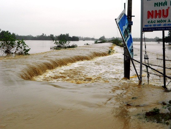 Tình hình mưa lũ: Nhiều tỉnh nín thở chờ bão số 12