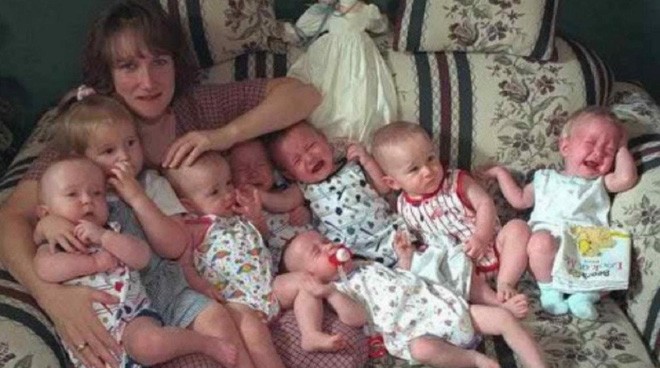 Ca sinh 7 đầu tiên trên thế giới và cuộc sống của gia đình họ sau 20 năm khiến ai cũng kinh ngạc 