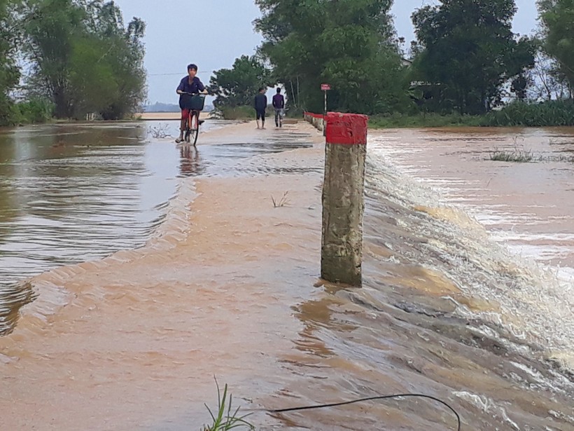 Nước sông Truồi huyện Phú Lộc bắt đầu dâng cao tràn vào các xã vùng hạ du
