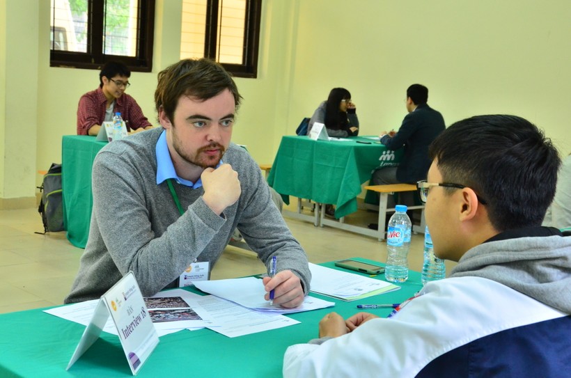 Các thí sinh lọt vào vòng chung khảo của cuộc thi sẽ phải kiểm tra kỹ năng nghe hiểu và kỹ năng nói với giáo viên bản ngữ của tổ chức GD Language Link Việt Nam

