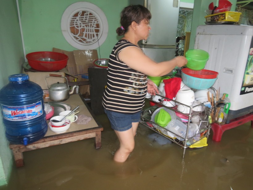 Người dân Hương Vinh tất bật dọn lụt
