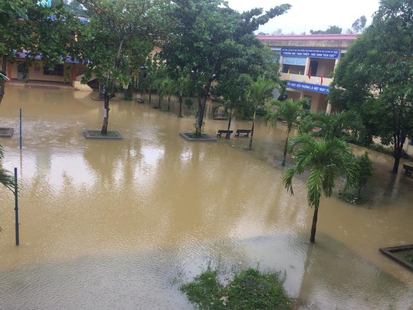 Đến chiều ngày 7/11, nhiều trường học năm trong tâm lũ vẫn còn ngập nước.