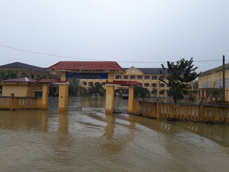 Trường THPT Nguyễn Chí Thanh huyện Quảng Điền Ngập sâu trong lũ