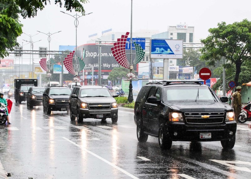 Mưa rơi khá nặng hạt khi đoàn xe bảo vệ Tổng thống Mỹ Donald Trump rời sân bay Quốc tế Đà Nẵng.