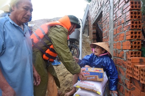 Trung tá Lê Hồng Hà tặng quà cứu trợ bão lụt cho nhân dân vùng ngập lụt 1