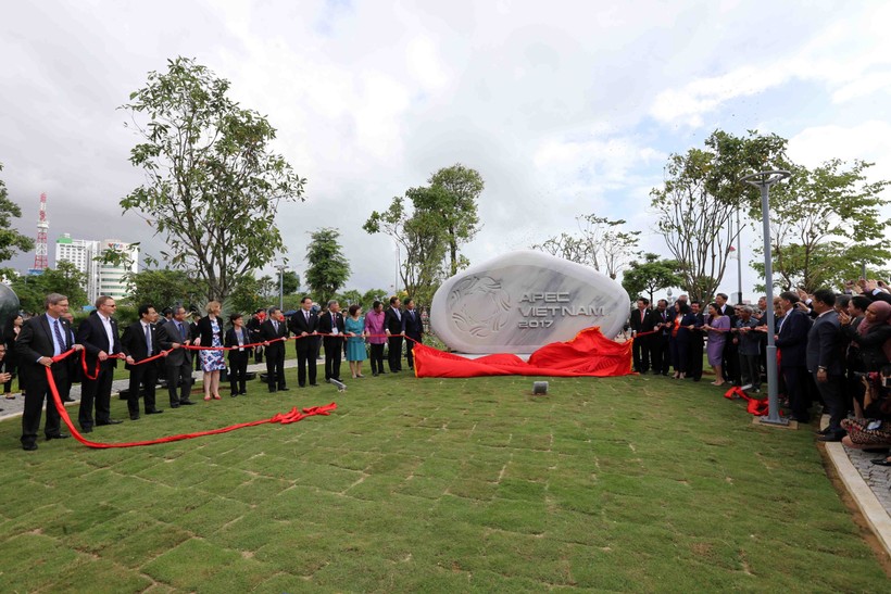 Phó Thủ tướng, Bộ trưởng Ngoại giao Phạm Bình Minh cùng các đại biểu khai trương Công viên tượng APEC.