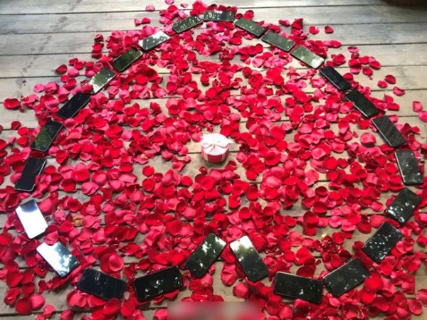 25 chiếc iPhone X xếp thành hình trái tim trên nền rải đầy hoa hồng