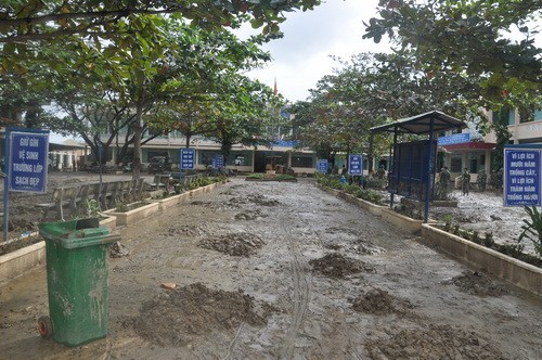  Khối lượng bùn đất sau mưa lũ để lại trong các đơn vị trường học rất lớn.