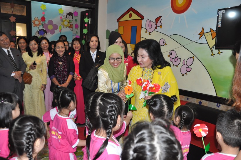 Bà Datin Paduka Seri Rosmah Mansor tặng quà cho trẻ mầm non Sen Hồng.

