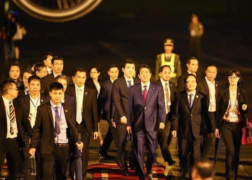 Bộ trưởng Phùng Xuân Nhạ ra đón Thủ tướng Nhật Bản Shinzo Abe tại sân bay Đà Nẵng.