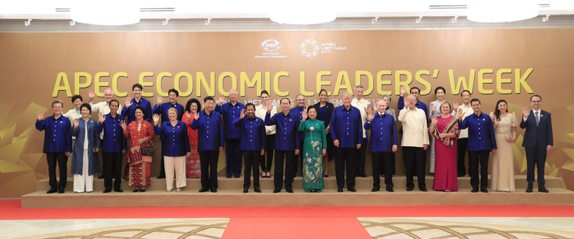  Chủ tịch nước Trần Đại Quang và phu nhân chụp ảnh chung với lãnh đạo các nền kinh tế APEC và phu nhân.