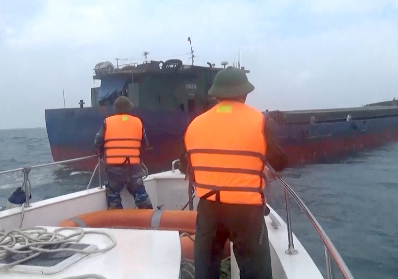 Tàu cứu nạn Bộ đội Biên phòng tỉnh Quảng Bình tiếp cận tàu vận tải bị nạn