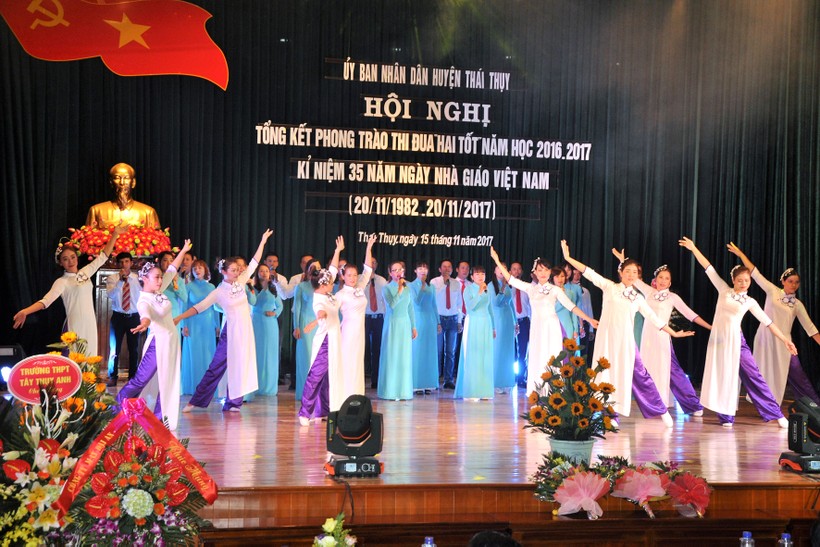 Một tiết mục văn nghệ chào mừng Hội nghị Tổng kết Phong trào thi đua hai tốt năm học 2016 – 2017 và Kỷ niệm 35 năm Ngày Nhà giáo Việt Nam 20/11.