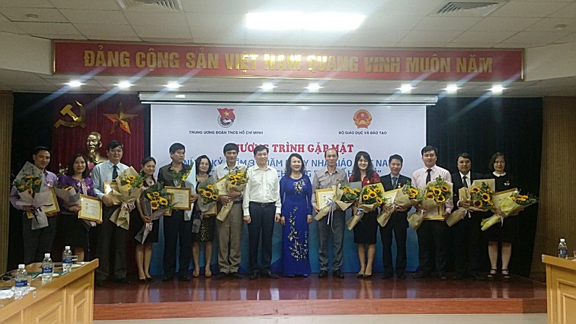 Các cán bộ quản lý  Bộ GD&ĐT được Trung ương Đoàn TNCS Hồ Chí Minh tặng Kỷ niệm chương "Vì thế hệ trẻ"

