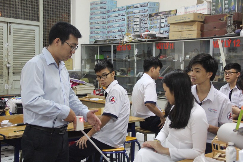 Thầy Huỳnh Kiều Viết Lãm đang trao đổi với học trò về sản phẩm “gậy ánh sáng”