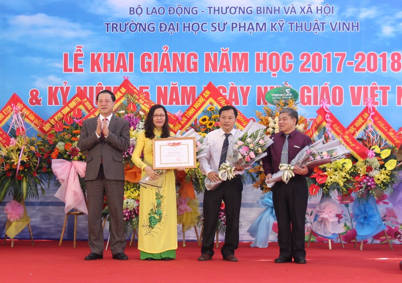 Phó chủ tịch UBND tỉnh Nghệ An - Lê Minh Thông - trao Bằng khen của Bộ Lao động - Thương binh và Xã hội cho tập thể Trường Đại học Sư phạm Kỹ thuật Vinh.
