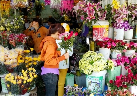 Nhộn nhịp thị trường hoa tươi, quà tặng 