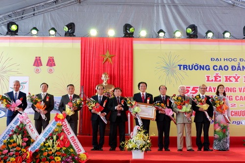 Thứ trưởng Bộ GD&DDT Bùi Văn Ga thừa ủy quyền của Chủ tịch nước trao tặng Huân chương lao động hạng Nhì cho tập thể trường CĐ Công nghệ.