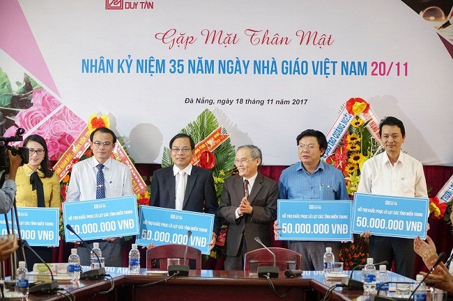 Ông Lê Công Cơ - Hiệu trưởng trường ĐH Duy Tân, trao tiền hỗ trợ cho đại diện 8 Sở GD&ĐT miền Trung bị ảnh hưởng bởi bão số 12.