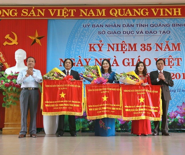Lãnh đạo tỉnh cùng lãnh đạo Sở GD& ĐT tỉnh Quảng Bình đã trao cờ thi đua của Thủ tướng Chính phủ cho ba đơn vị xuất sắc nhất ngành

