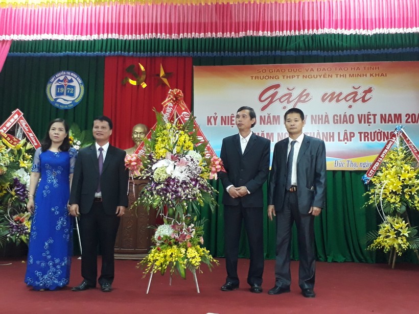 Lãnh đạo UBND huyện Đức Thọ gửi lời chúc mừng 20/11 tới Trường THPT Nguyễn Thị Minh Khai