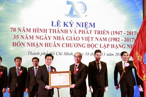 Ủy viên Bộ Chính trị, Bí thư Thành ủy TPHCM Nguyễn Thiện Nhân trao tặng Huân chương Độc lập Hạng Nhì cho tập thể Trường Đại học Y Dược