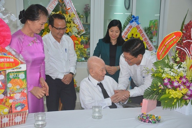  Ông Võ Công Trí – Phó Bí thư thường trực Thành ủy Đà Nẵng thăm hỏi, chúc mừng Nhà giáo nhân dân Nguyễn Trọng Hoàng.