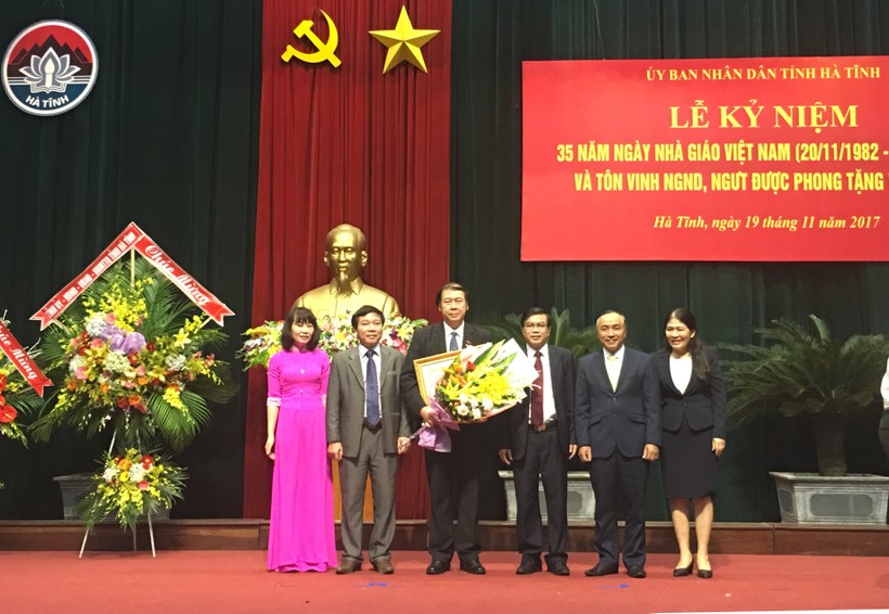 Nhà giáo Nhân dân là NGƯT.GS.TS. Nguyễn Văn Đính – Nguyên Hiệu trưởng trường Đại học Hà Tĩnh được trao danh hiệu Nhà giáo Nhân dân tại buổi lễ.