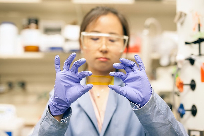 Tiến sĩ Grace Han đang cầm trên tay vật liệu hóa học mới được dùng làm pin trữ năng lượng nhiệt rất hiệu quả. Ảnh: Melanie Gonick/MIT.