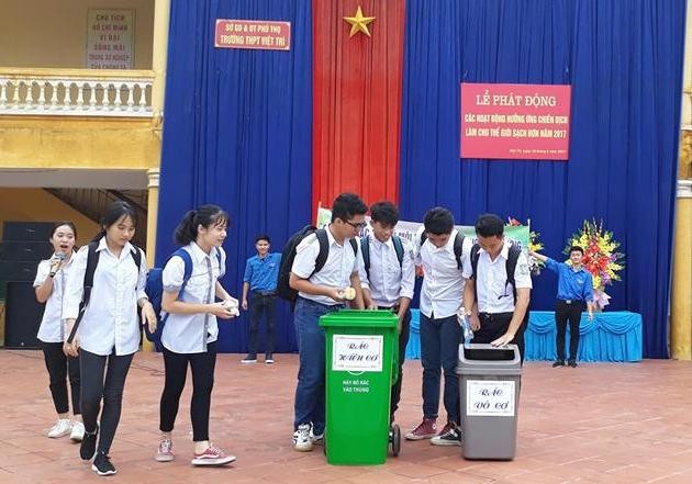 HS Trường THPT Việt Trì tuyên truyền, hướng dẫn phân loại rác