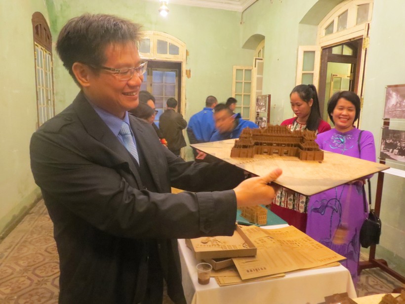 Tiến sĩ Phan Thanh Hải – Giám đốc TTBTDT CĐ Huế giới thiệu một sản phẩm quà lưu niệm hết sức độc đáo tại triển lãm 100 năm cung An Định