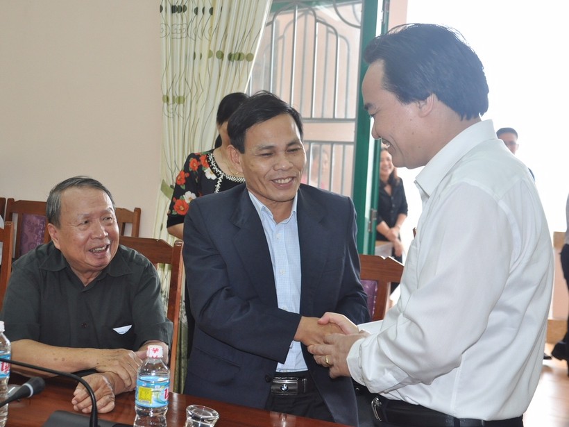 Bộ trưởng Phùng Xuân Nhạ thăm hỏi các cử tri dự Hội nghị.