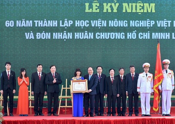 Thủ tướng Nguyễn Xuân Phúc trao huân chương Hồ Chí Minh cho Học viện Nông nghiệp Việt Nam nhân lễ kỷ niệm 60 năm thành lập Học viện.
