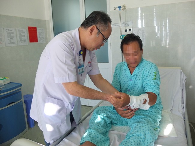 ThS.BS Mai Bá Tiến Dũng – Trưởng Khoa Nam Học, Bệnh viện Bình Dân TPHCM đang thăm khám cho bệnh nhân T.