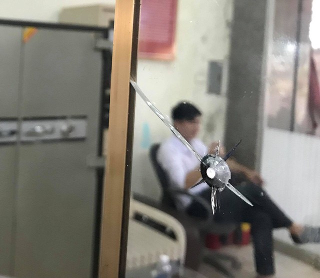 Viên đạn đối tượng bắn găm trên cột của ngân hàng trong vụ dùng súng cướp ngân hàng táo tợn ở Đắk Lắk. Ảnh: Dân trí.