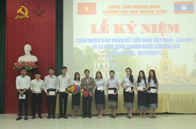 UBND tỉnh Quảng Bình tặng quà cho học sinh Lào