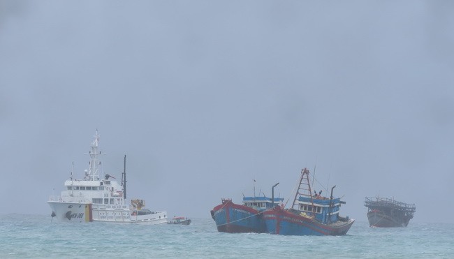Tàu 360 lai dắt tàu cá bị nạn về đảo Lý Sơn.
