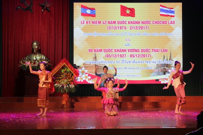 Các tiết mục giao lưu văn hóa, văn nghệ do lưu học sinh Lào và Thái Lan thực hiện
