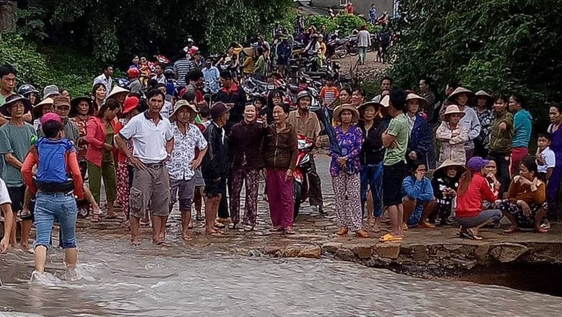 Người dân tham gia tìm kiếm trưởng thôn Châu Văn Dũng bị nước cuốn trôi.